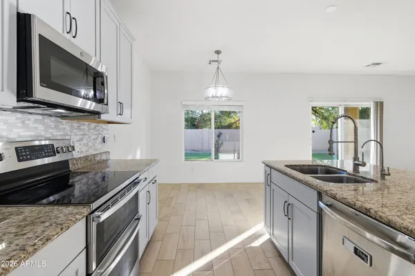 $574,900 | 627 West Kerry Lane, Phoenix, AZ 85027