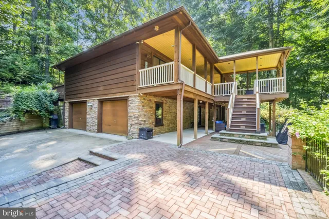 a view of a house with backyard and trees