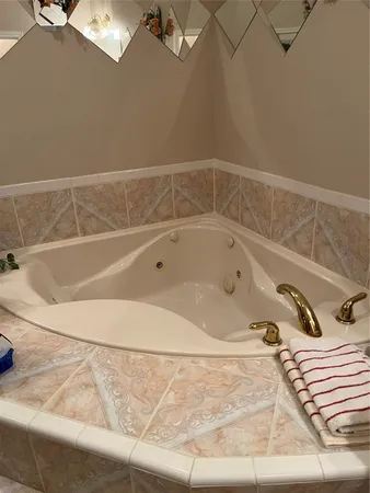 $425,000 | 320 Commerce Lane, Highlands, TX 77562