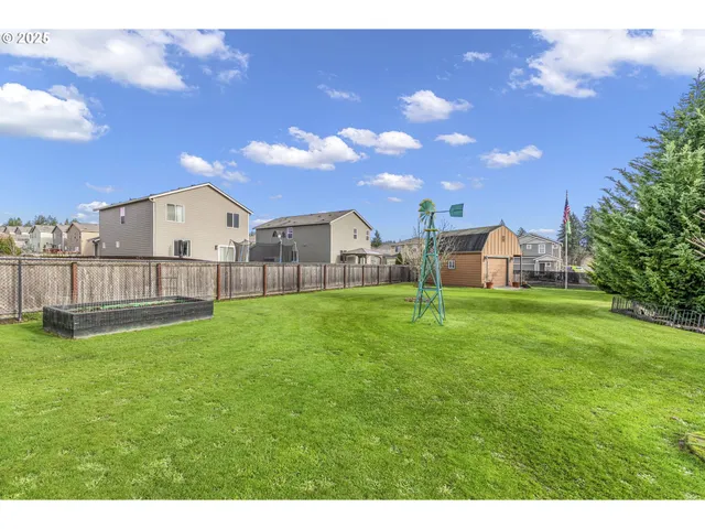 a view of a backyard