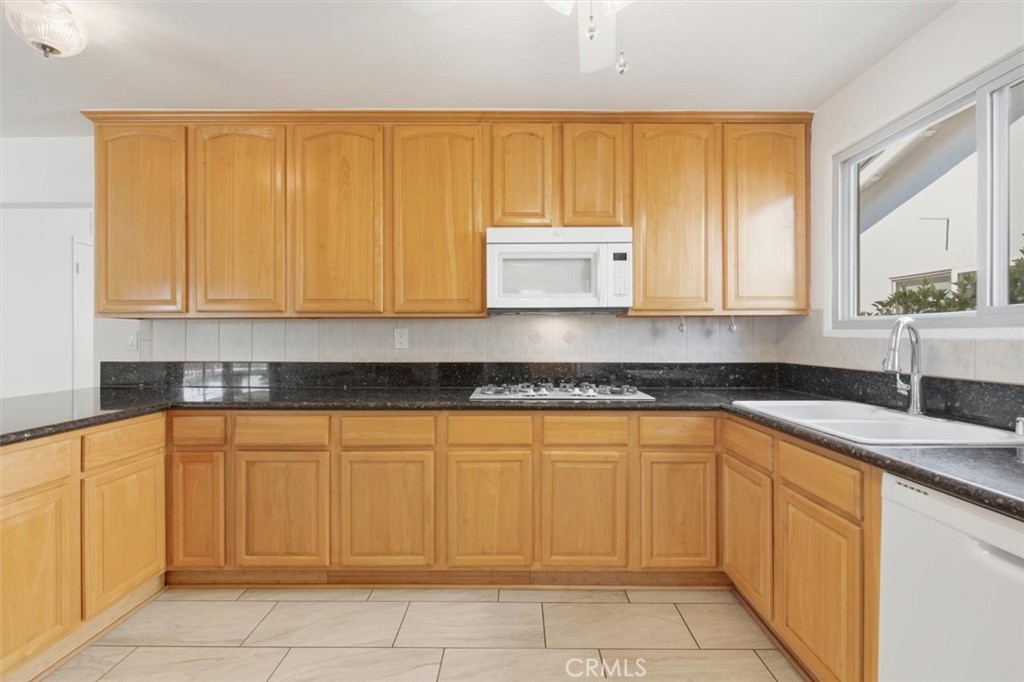 6820 Gross Avenue West Hills, CA 91307 - Photo 16 of 27 Kitchen