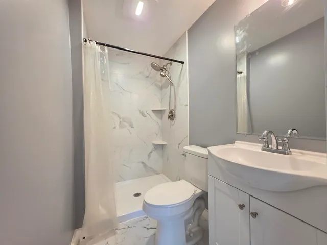 $950 | 913 Loomis Street, Rockford, IL 61102