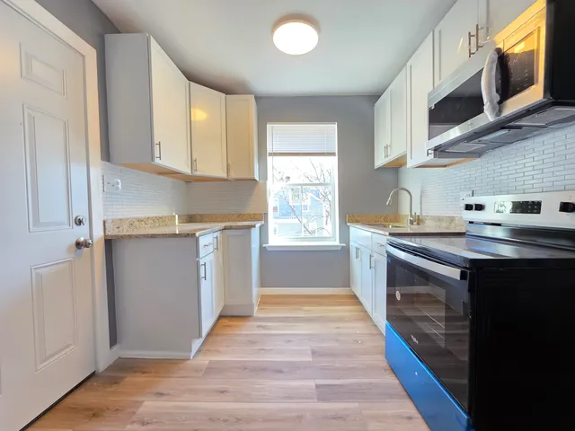 $950 | 913 Loomis Street, Rockford, IL 61102