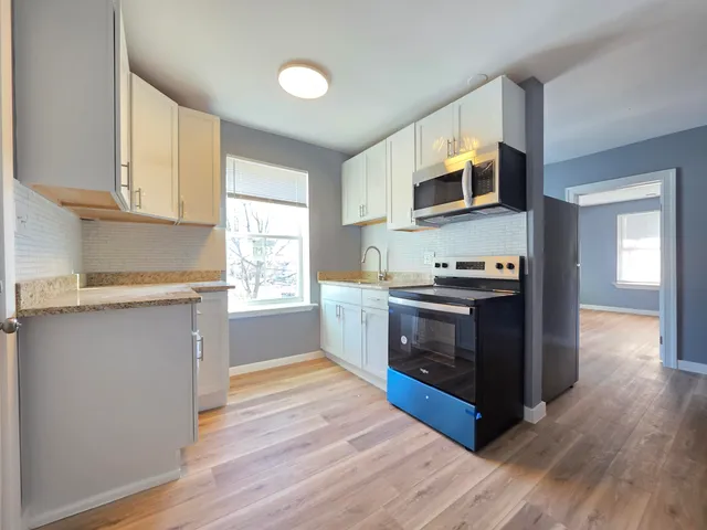 $950 | 913 Loomis Street, Rockford, IL 61102