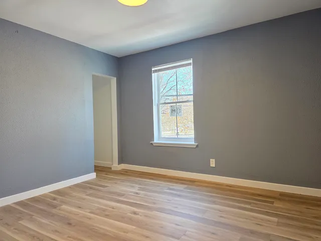 $950 | 913 Loomis Street, Rockford, IL 61102