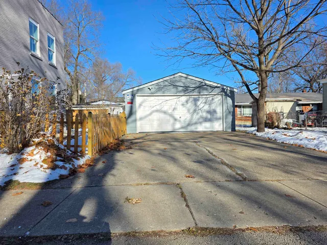 $950 | 913 Loomis Street, Rockford, IL 61102