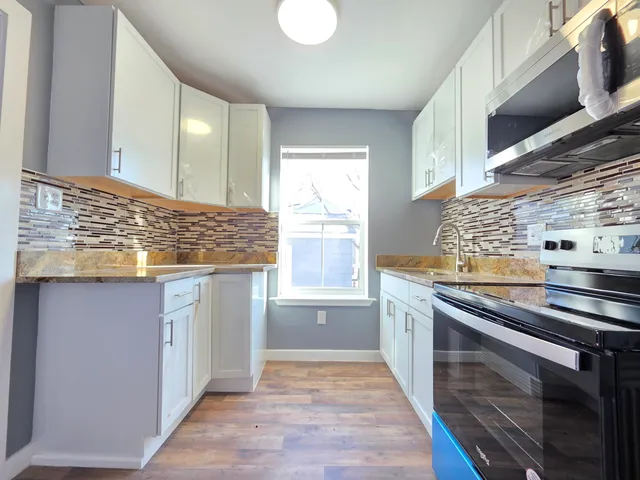 $950 | 913 Loomis Street, Rockford, IL 61102