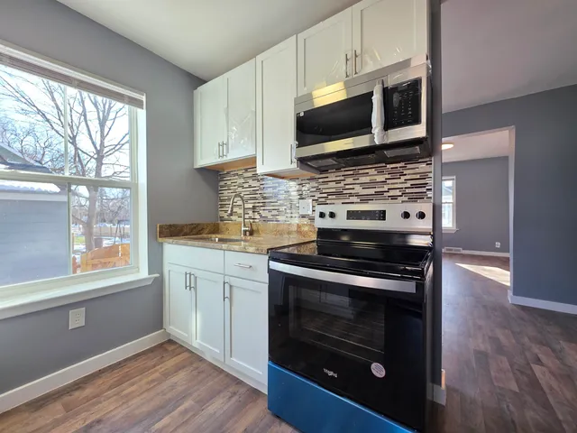 $950 | 913 Loomis Street, Rockford, IL 61102