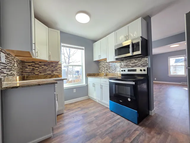 $950 | 913 Loomis Street, Rockford, IL 61102