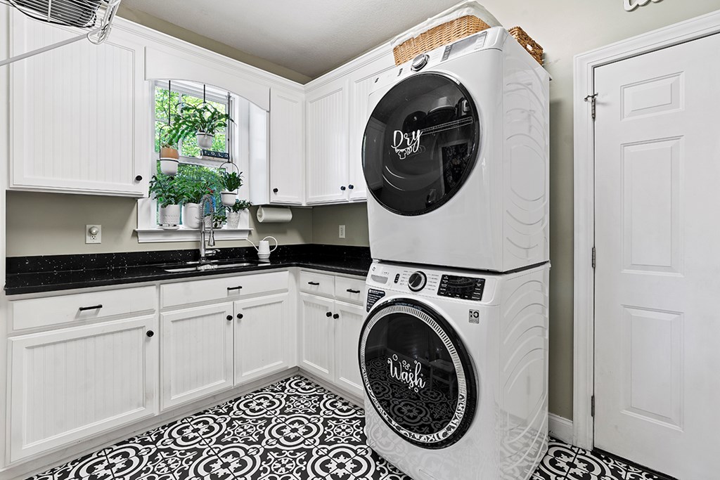 425 Terrapin Pointe Road Hodges, SC 29653 - Photo 23 of 33 Laundry