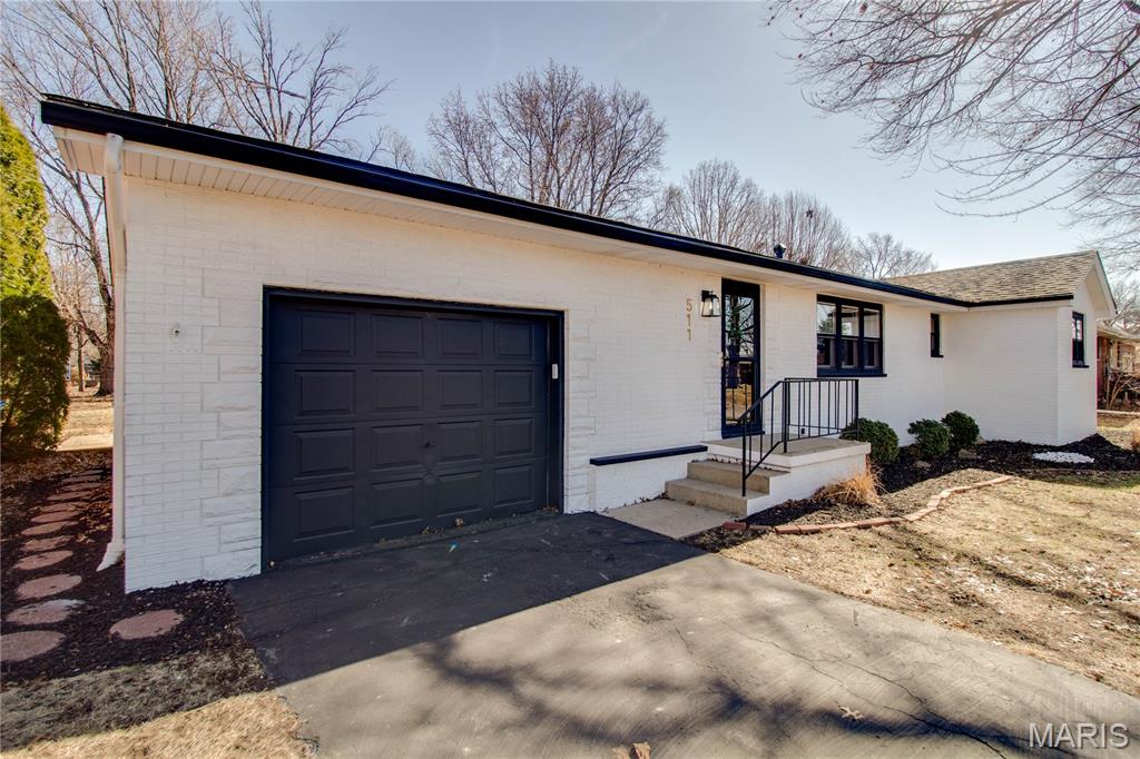 511 Courtesy Lane Bethalto, IL 62010 - Photo 5 of 44