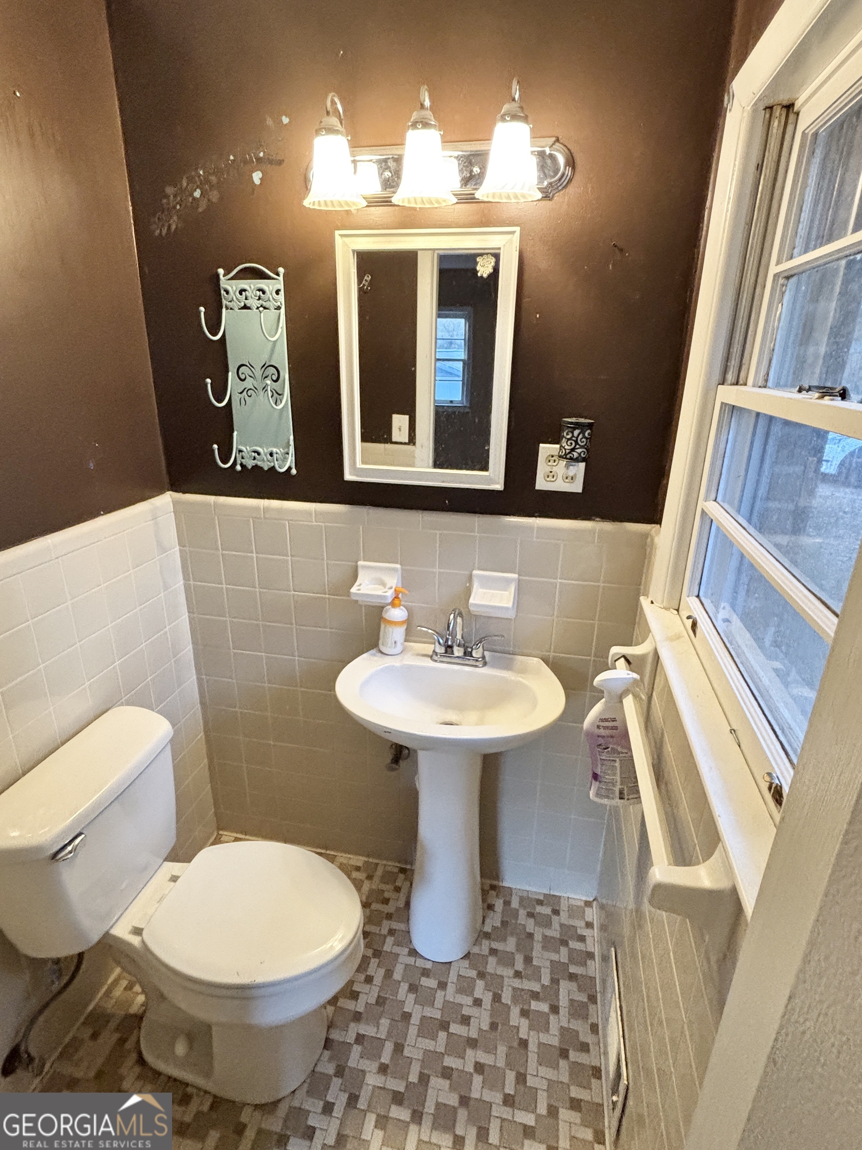 210 Arrowhead Road Athens, GA 30606 - Photo 12 of 15 a bathroom with a sink toilet and mirror