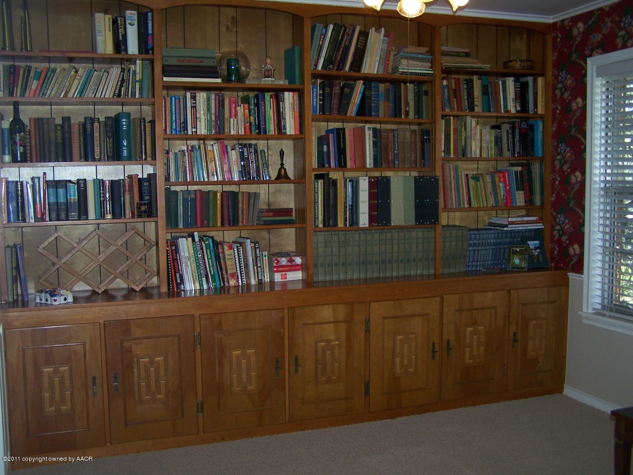 6113 Dreyfuss Road Amarillo, TX 79106 - Photo 5 of 27 a book shelf with a book shelf