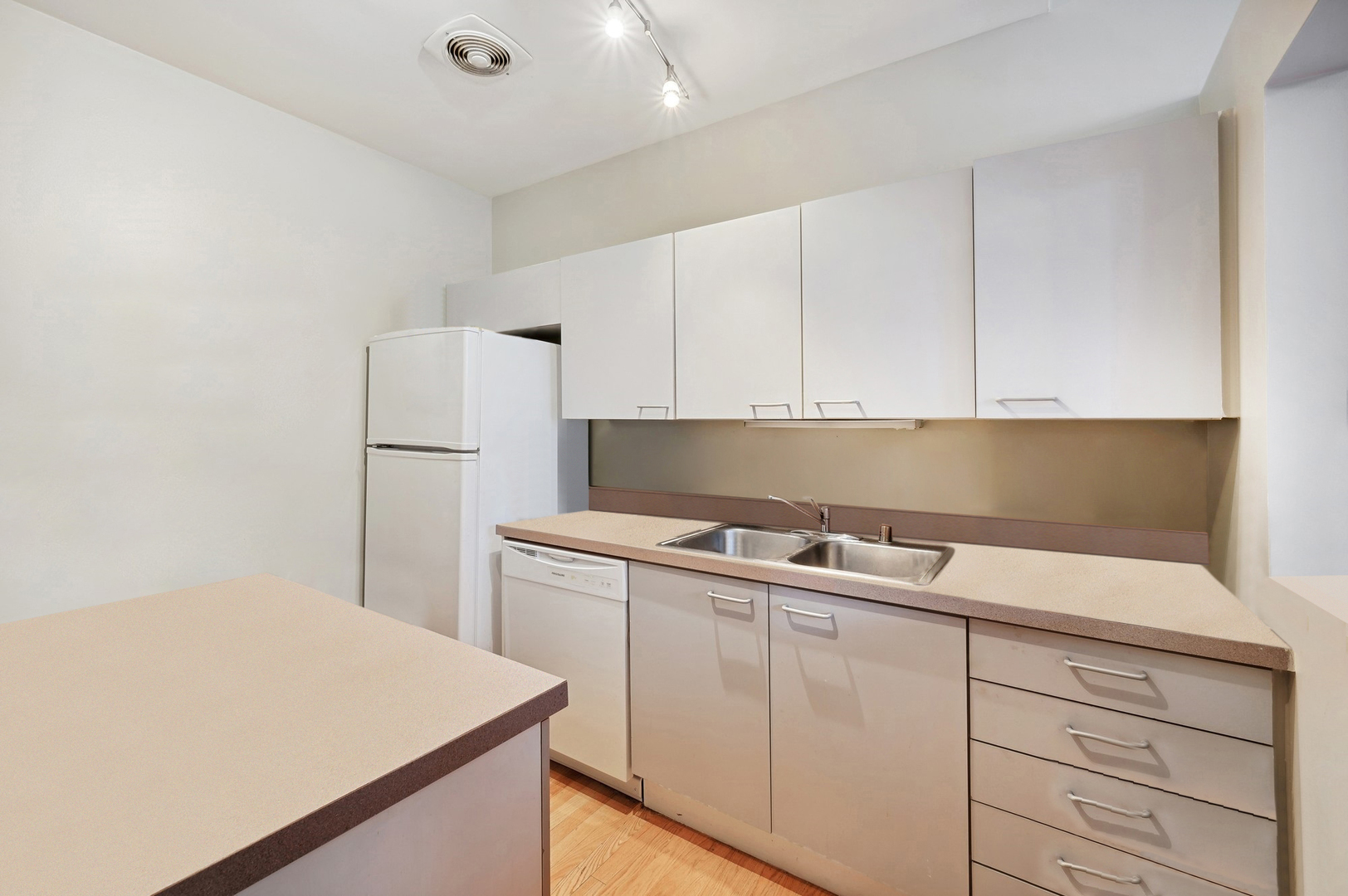 720 South Dearborn Street, Unit 305 Chicago, IL 60605 - Photo 15 of 20 a kitchen with a sink cabinets and appliances