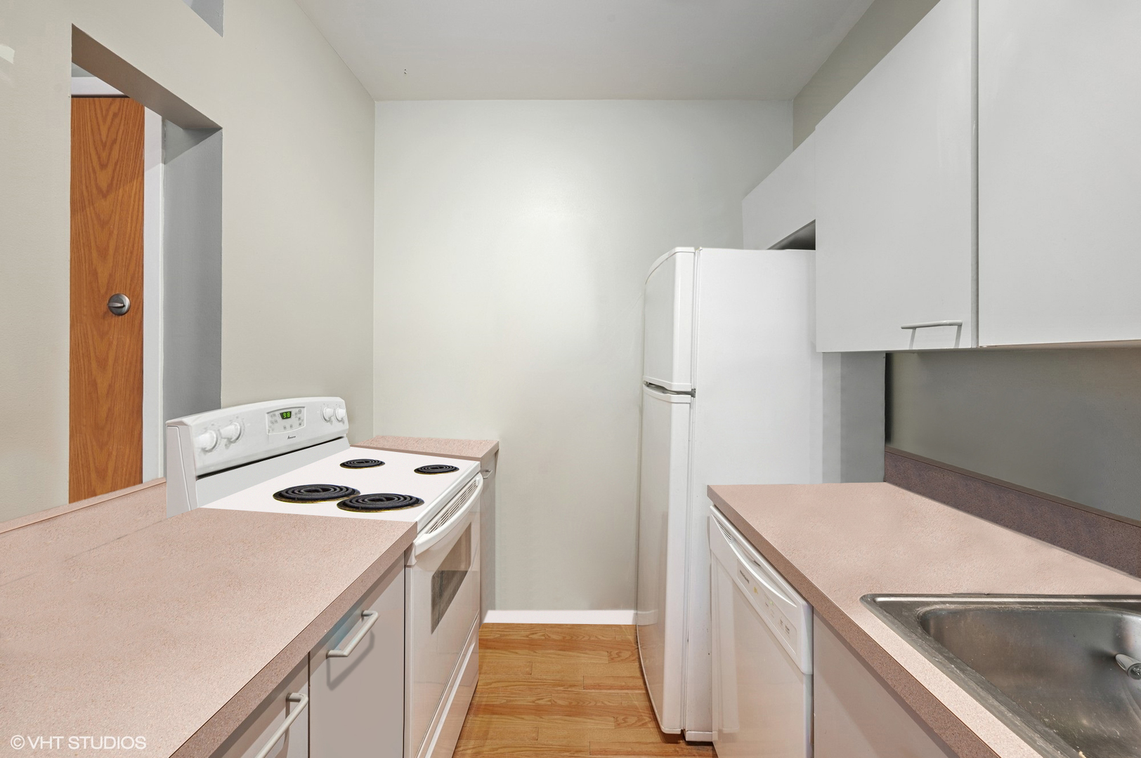 720 South Dearborn Street, Unit 305 Chicago, IL 60605 - Photo 17 of 20 a kitchen with a stove and a refrigerator