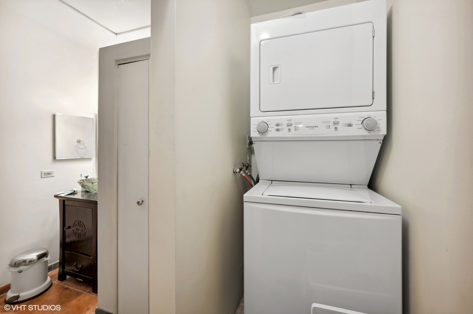 720 South Dearborn Street, Unit 305 Chicago, IL 60605 - Photo 20 of 20 a view of bathroom with a toilet and a mirror