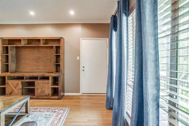 a view of livingroom with furniture
