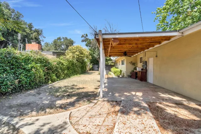 a view of a backyard