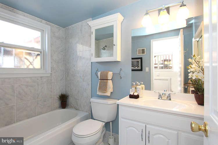 1839 Kalorama Road Northwest, Unit 4 Washington, DC 20009 - Photo 7 of 9 Bath