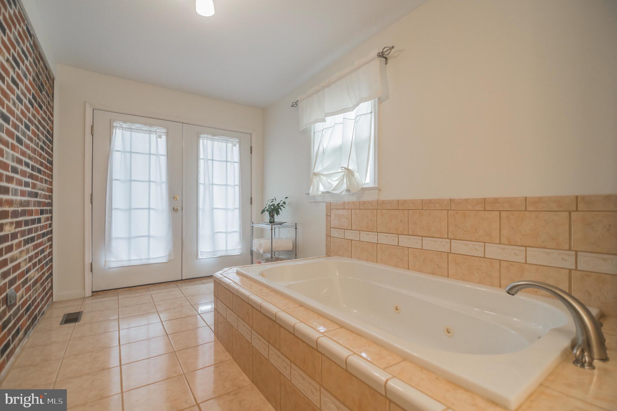6156 Georgetown Road Broad Run, VA 20137 - Photo 18 of 40 Master En-suite