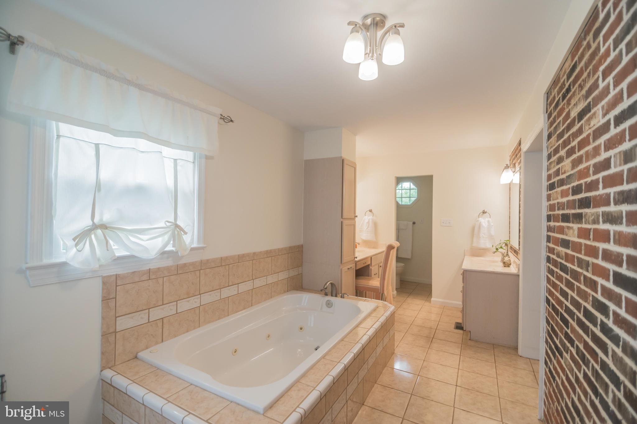 6156 Georgetown Road Broad Run, VA 20137 - Photo 19 of 40 Master En-suite