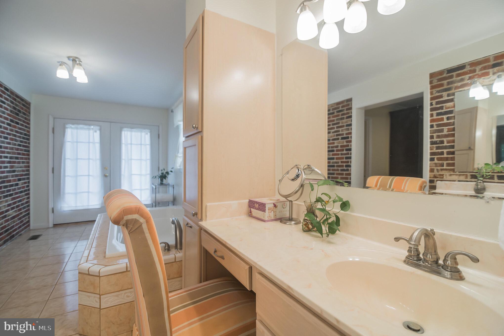 6156 Georgetown Road Broad Run, VA 20137 - Photo 20 of 40 Master En-suite