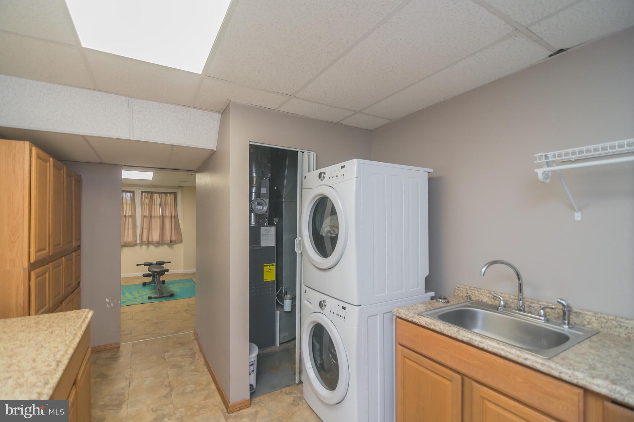 6156 Georgetown Road Broad Run, VA 20137 - Photo 25 of 40 Laundry room with built-ins and sink