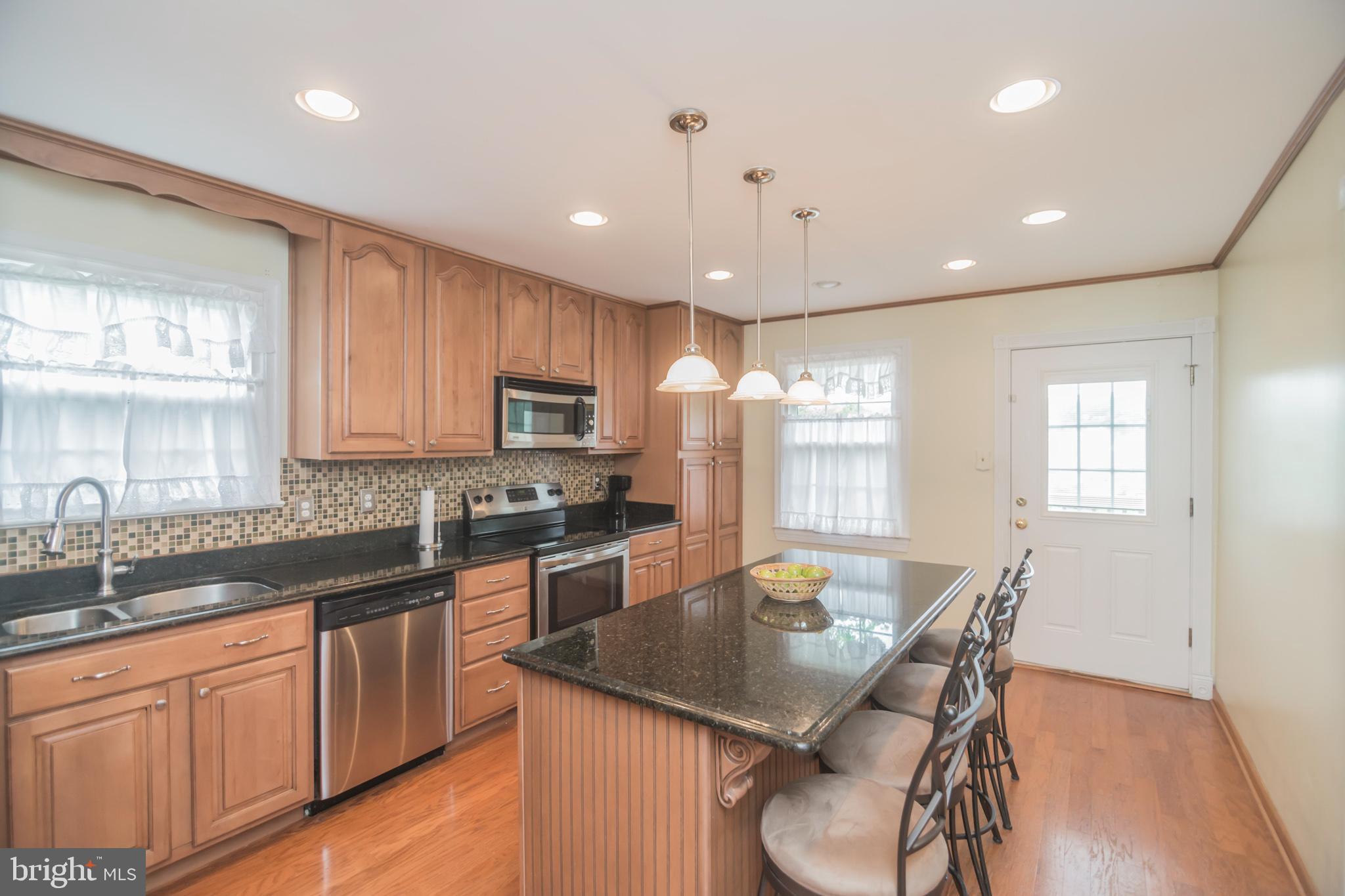 6156 Georgetown Road Broad Run, VA 20137 - Photo 10 of 40 Spacious kitchen