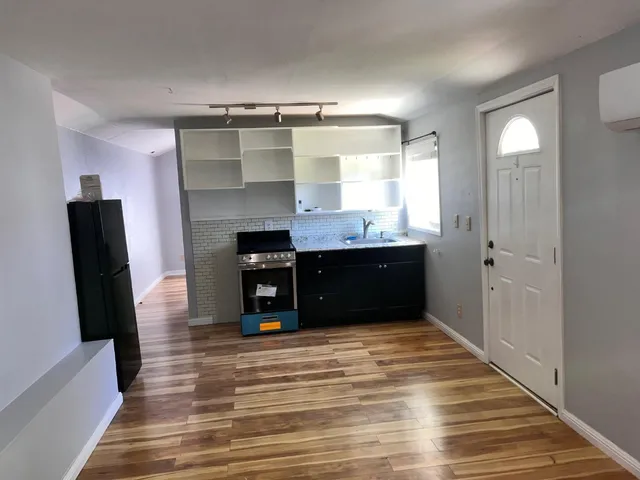 $1,950 | 534 4th Street, Unit A, Hollister, CA 95023