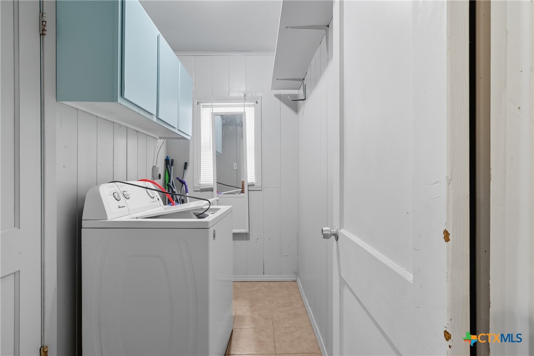 488 Alamo Beach Avenue Port Lavaca, TX 77979 - Photo 14 of 36 a utility room with dryer and washer
