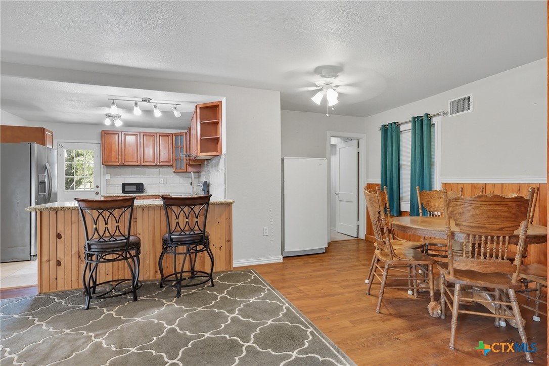 488 Alamo Beach Avenue Port Lavaca, TX 77979 - Photo 10 of 36 a view of a dining room with furniture