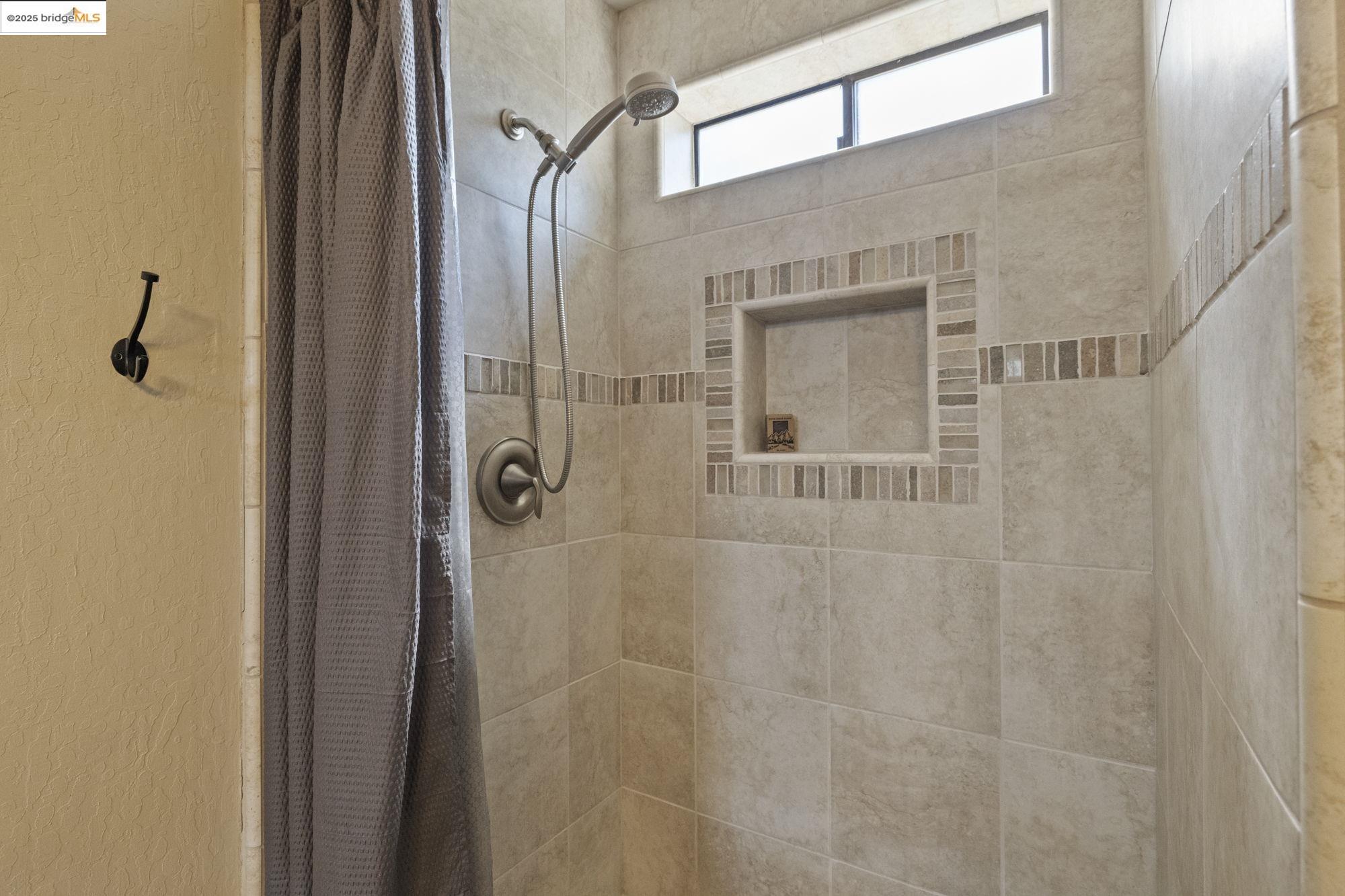 21645 La Vereda Road Sonora, CA 95370 - Photo 22 of 32 a bathroom with a shower