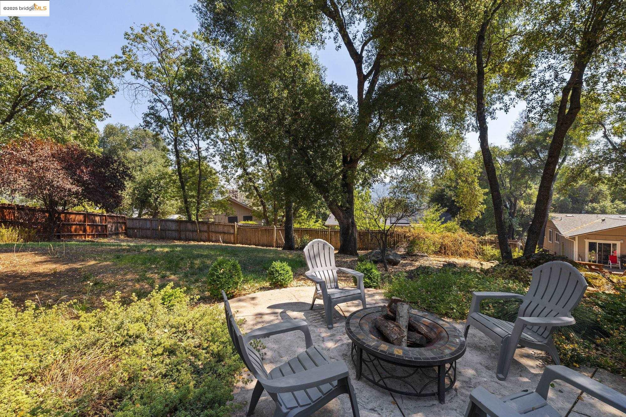 21645 La Vereda Road Sonora, CA 95370 - Photo 28 of 32 a garden view with sitting space