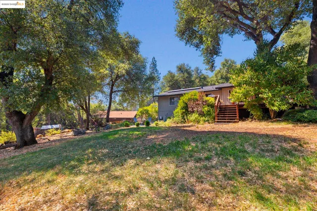a view of a backyard of the house