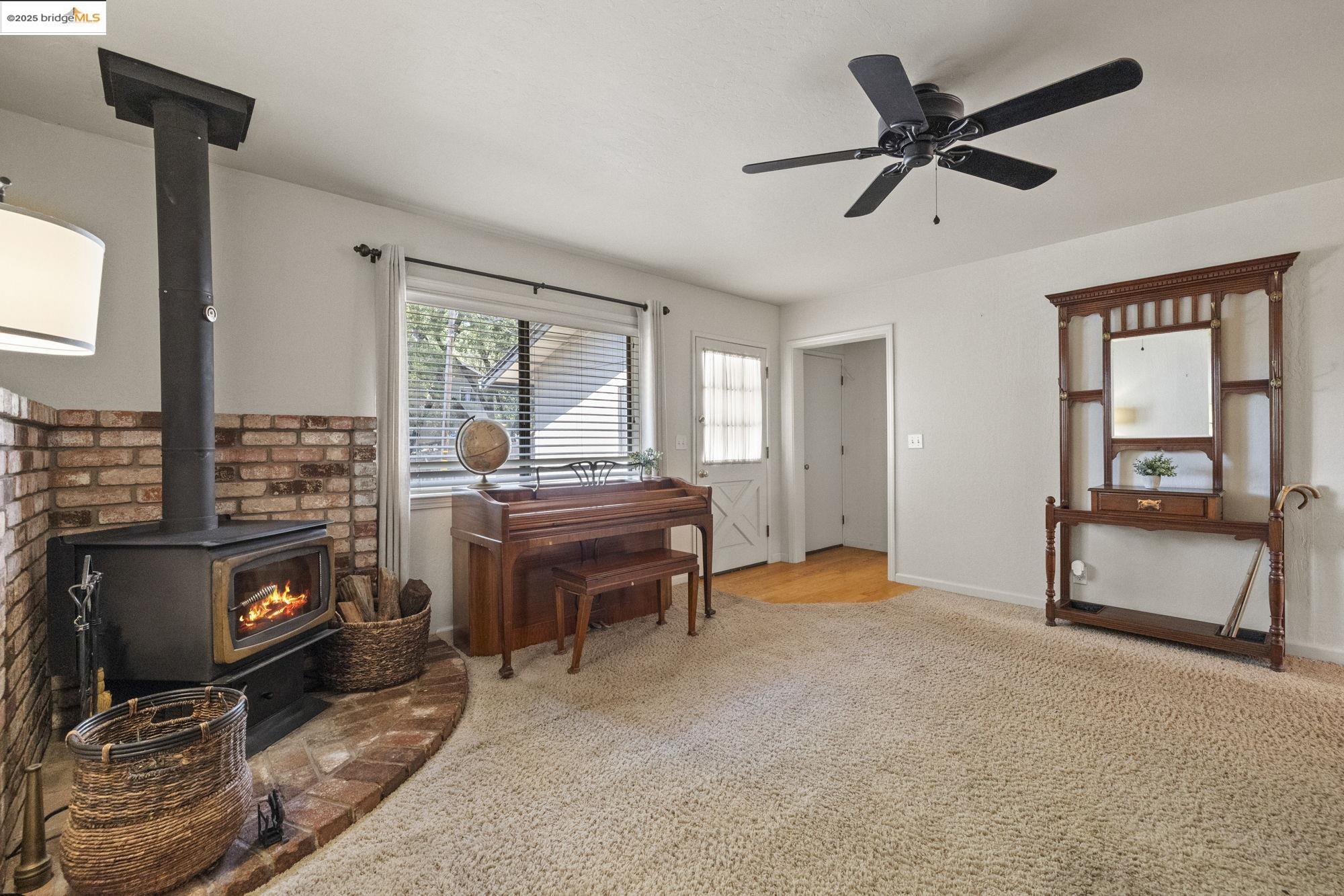 21645 La Vereda Road Sonora, CA 95370 - Photo 5 of 32 a living room with furniture a flat screen tv and a window