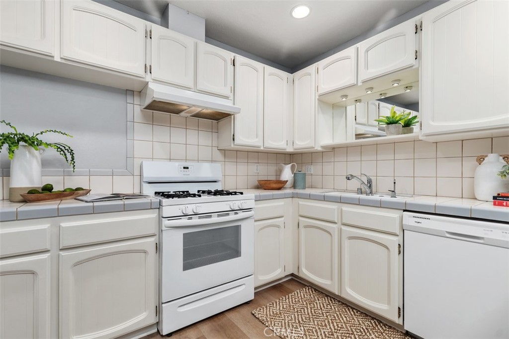 12300 Montecito Road, Unit 39 Seal Beach, CA 90740 - Photo 19 of 41 Kitchen