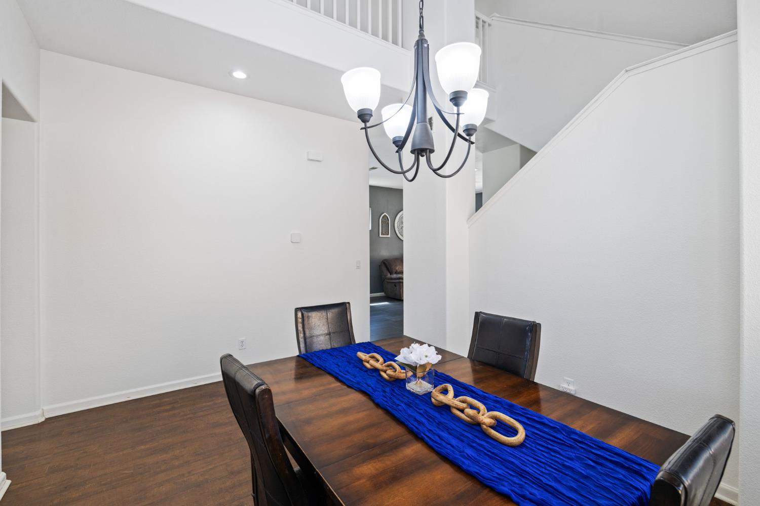 562 Ranger Street Oakdale, CA 95361 - Photo 17 of 64 Dining room