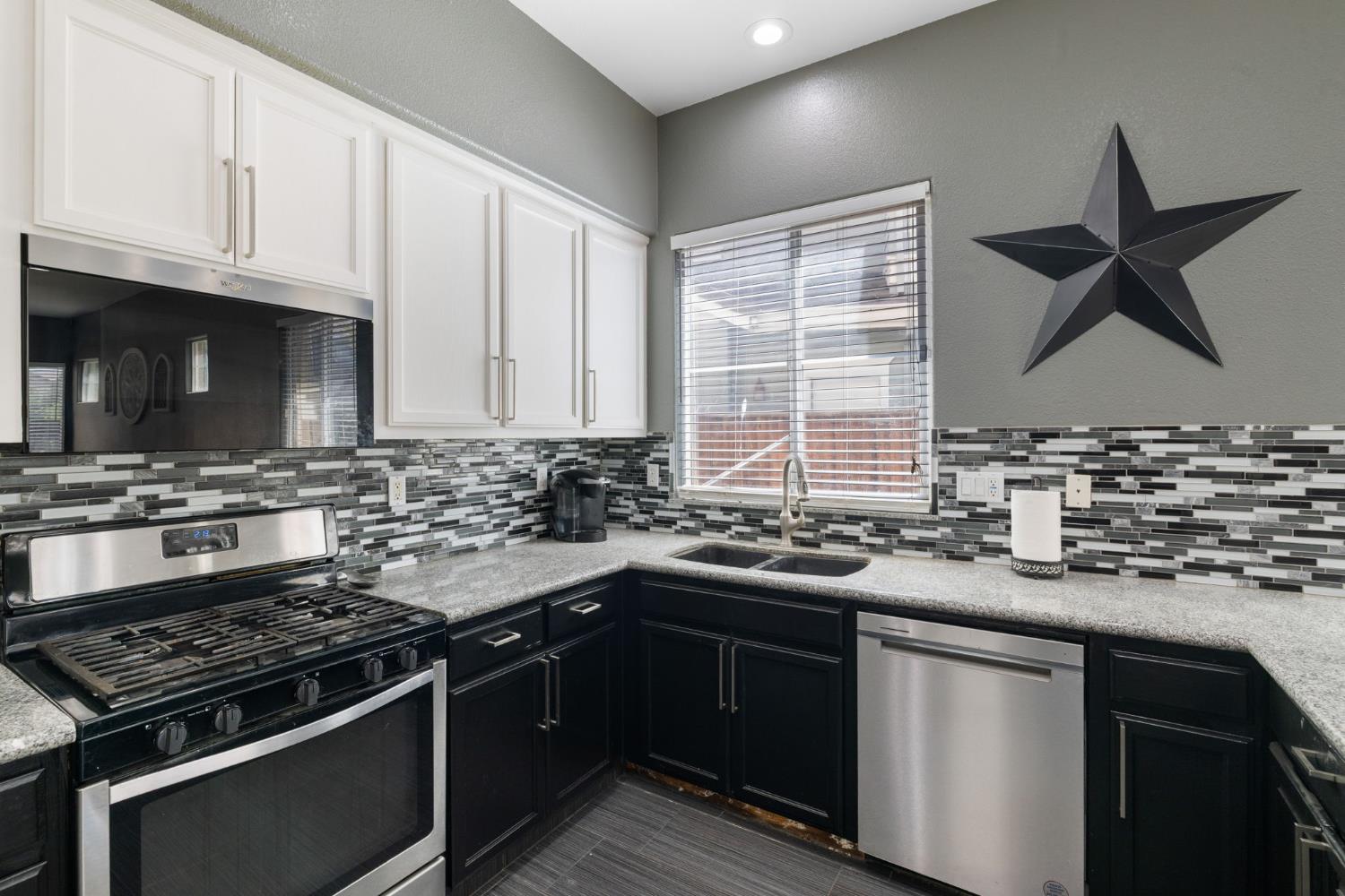 562 Ranger Street Oakdale, CA 95361 - Photo 24 of 64 kitchen featuring stainless steel appliances