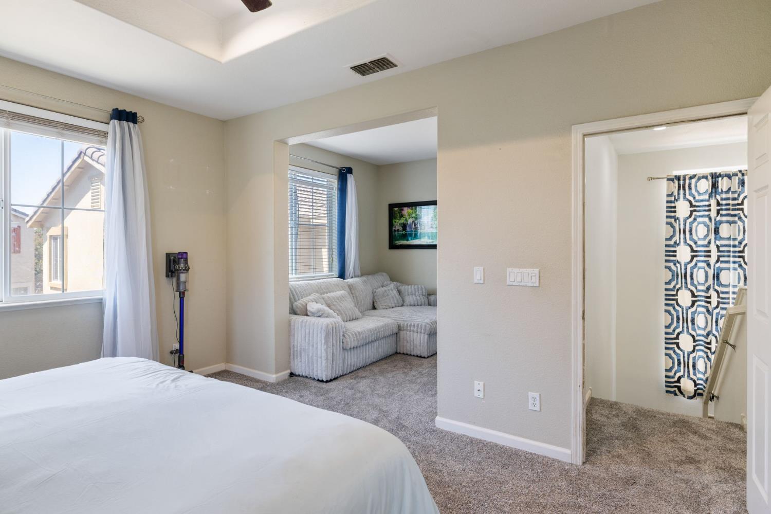 562 Ranger Street Oakdale, CA 95361 - Photo 33 of 64 Master bedroom showing seating area
