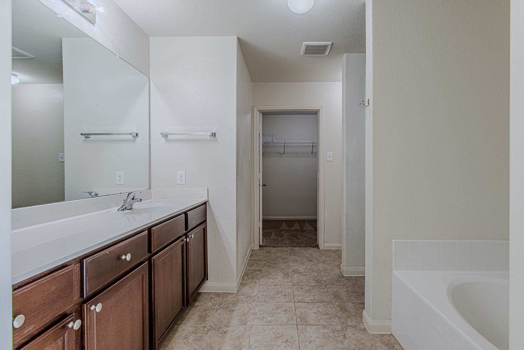 9522 Olive Stone Drive Rosharon, TX 77583 - Photo 18 of 29 a spacious bathroom with a tub sink and mirror