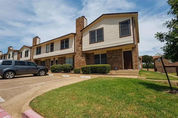 $1,995 | 910 Cedar Terrace, Unit 910, Cedar Hill, TX 75104