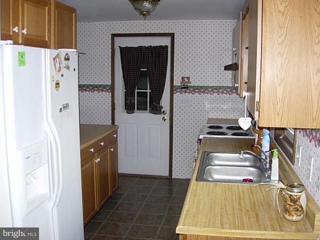 582 Oak Tree Road Manheim, PA 17545 - Photo 2 of 6