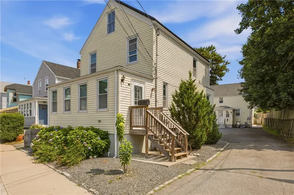 $2,500 | 13 Hall Avenue, Unit B, Newport, RI 02840