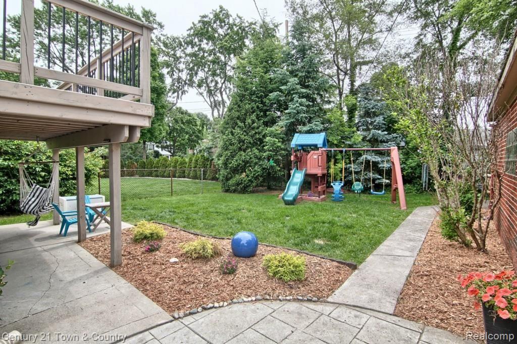 1978 Sheffield Road Birmingham, MI 48009 - Photo 19 of 34 Backyard.jpg