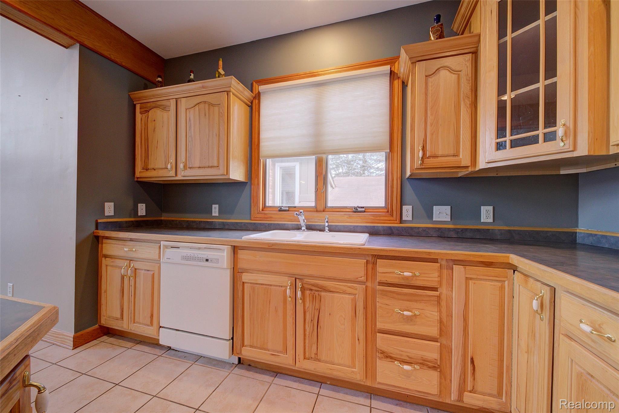 7154 Hatchery Road Waterford, MI 48327 - Photo 11 of 80 KITCHEN