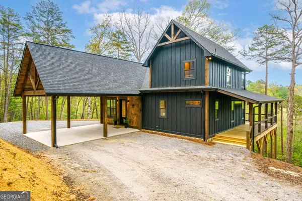 a view of a house with a yard