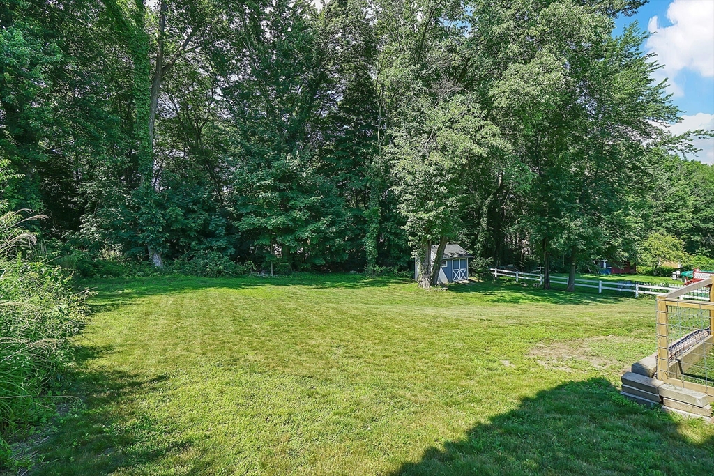 121 Beacon Hill Road West Springfield, MA 01089 - Photo 3 of 28 Gallery Image 3