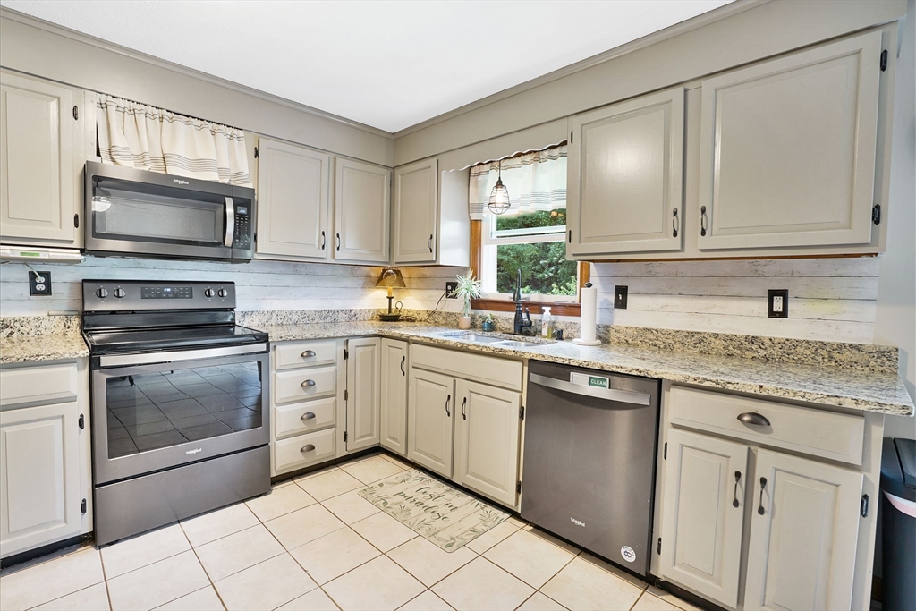 121 Beacon Hill Road West Springfield, MA 01089 - Photo 4 of 28 Gallery Image 4