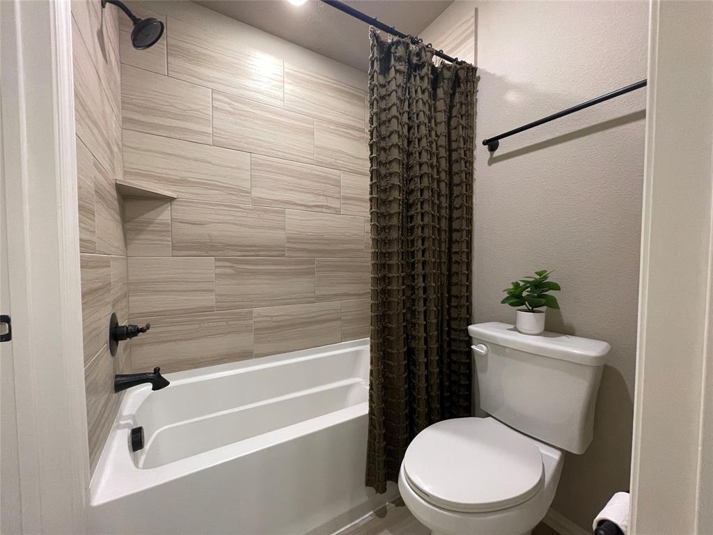 1142 Timber Ridge Drive Midlothian, TX 76065 - Photo 29 of 40 Jack and Jill Bathroom #3, upstairs