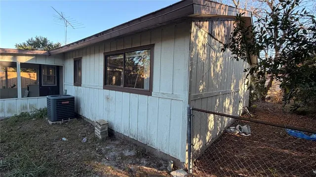 a view of a backyard